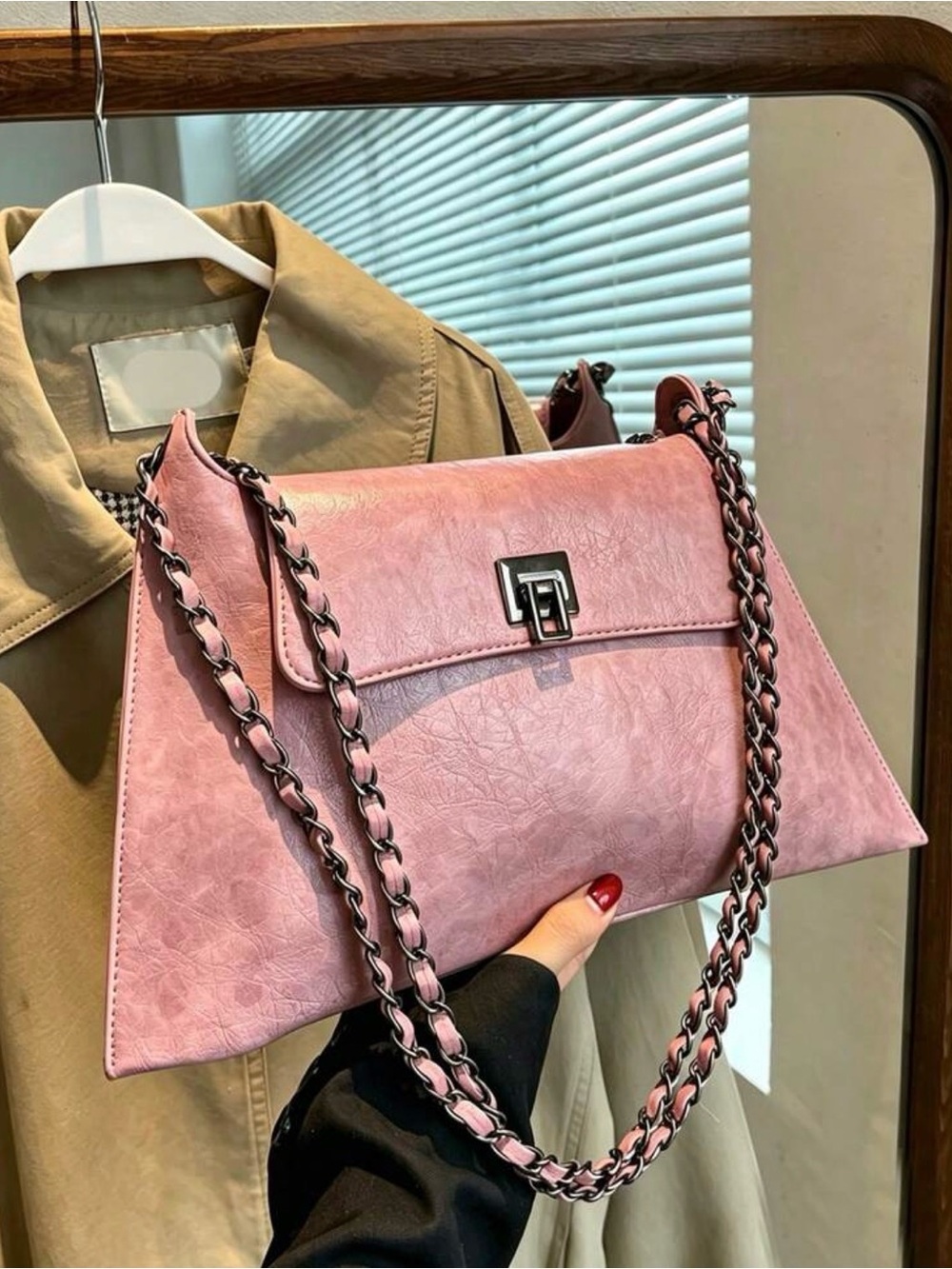 Elegant PU Leather Pink Chain-Detail Shoulder Bag with Turn-Lock